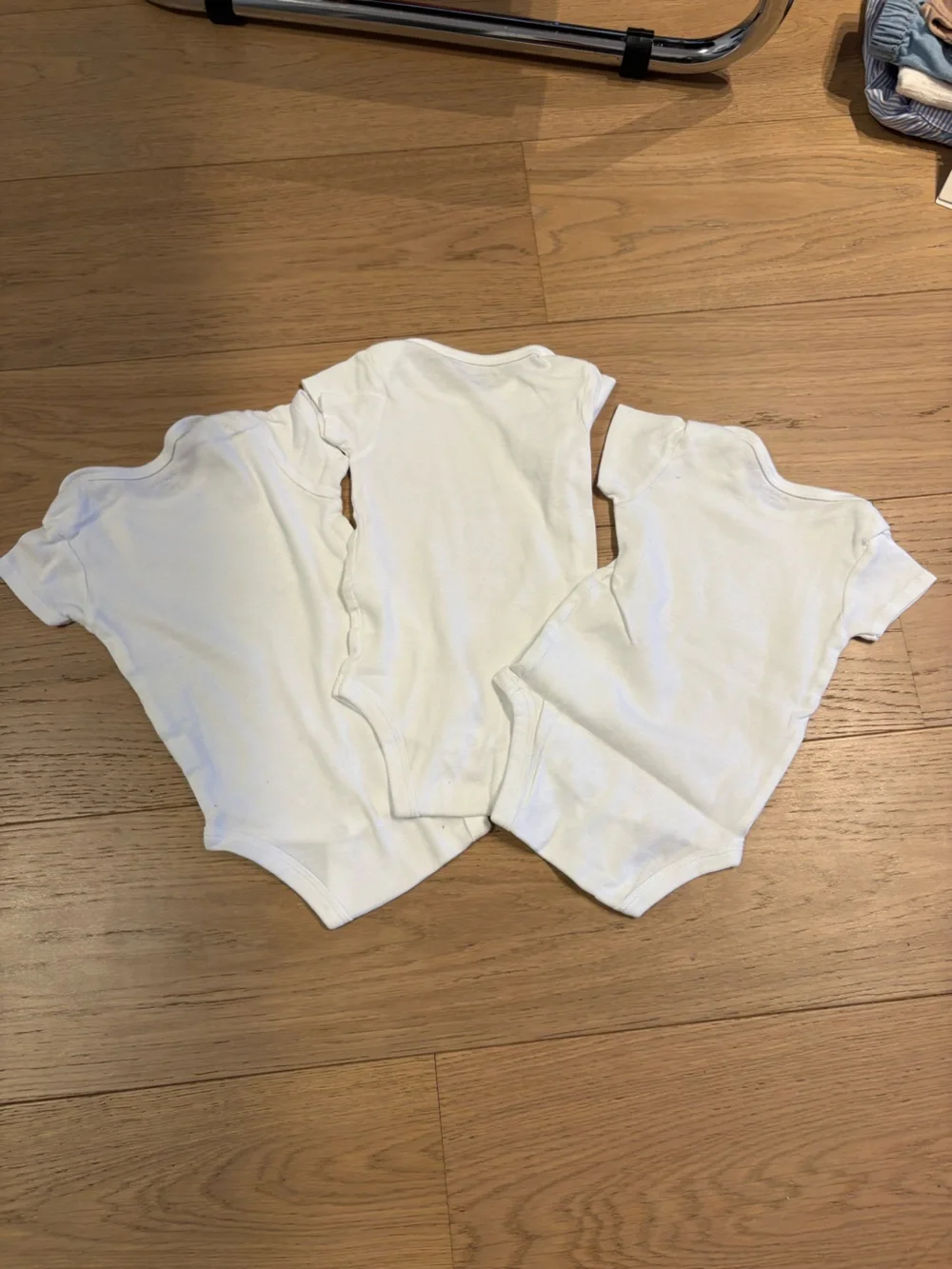 Gerber set of 3 white onesies - size 6-9 months